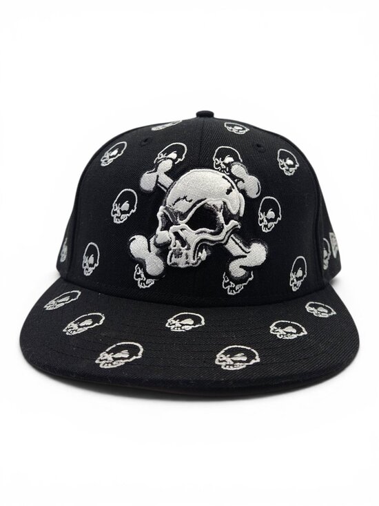 New Era Other - New Era 59FIFTY Skull & Crossbones AOP Fitted Hat - 7 1/4 L/G